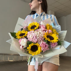 Buchet “Sunflower” cu floarea soarelui, hortensie și trandafiri