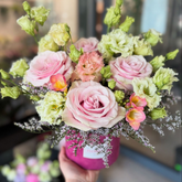 Aranjament "Lyrium" cu trandafiri și lisianthus