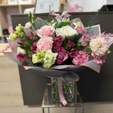 Buchet “Elegance” cu trandafiri și lisianthus