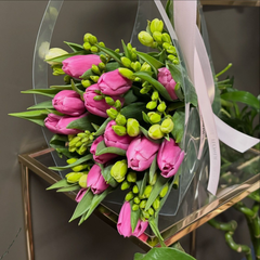 Gențuță în formă de inimă cu lalele și frezii.