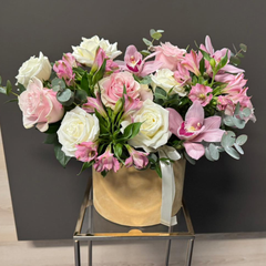 Aranjament "Tenderness" cu trandafiri si orhidee