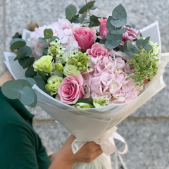 Buchet “Juliet” cu hortensie și trandafiri