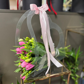 Gențuță în formă de inimă cu lalele și frezii.