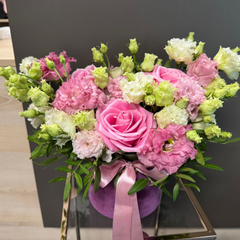 Aranjament "Scent" cu trandafiri și lisianthus