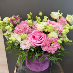 Aranjament "Scent" cu trandafiri și lisianthus