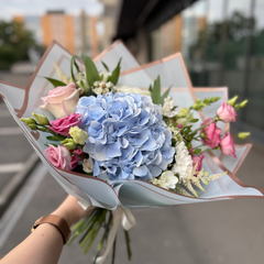 Buchet "Blue touch" cu hortensie și trandafiri