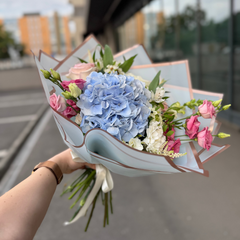 Buchet "Blue touch" cu hortensie și trandafiri