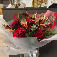 Buchet "Gold" cu trandafiri si eucalipt