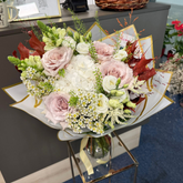 Buchet “Blessed” cu hortensie, trandafiri, stejar