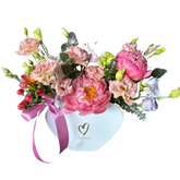 Aranjament inimioară "Joy" cu bujori și lisianthus