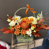 Coșulet de toamnă cu nutans, lisianthus și stejar