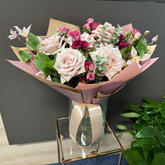 Buchet “Essence” cu trandafiri și lisianthus