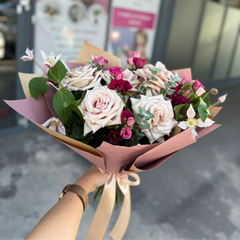 Buchet “Essence” cu trandafiri și lisianthus