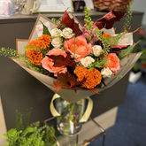 Buchet “Autumn Grace” cu trandafiri și celosia