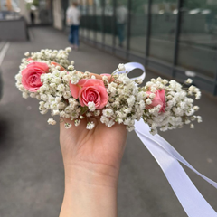 Adjustable crown made of baby's breath (Gypsophila) and pink mini roses