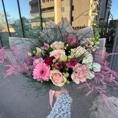 Buchet "Chloe" cu trandafiri și lisianthus