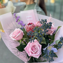 Buchet “Mara” cu protea si trandafiri