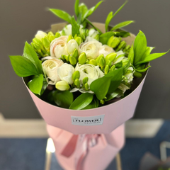 Buchet "Eleane" cu frezii si ranunculus