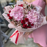 “Alessandra” bouquet with hydrangea and spray roses