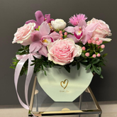 Aranjament inimioară "Orchid" cu trandafiri și orhidee