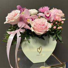 Aranjament inimioară "Orchid" cu trandafiri și orhidee