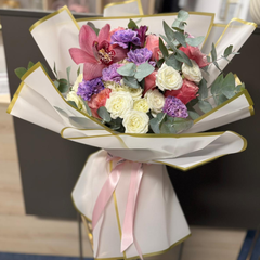 Buchet "Sara" cu hortensie, minirosa si trandafiri