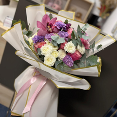 Buchet "Sara" cu hortensie, minirosa si trandafiri