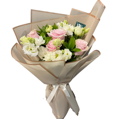 "Elisabeth" bouquet with roses and lisianthus