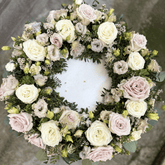 Coroană funerară rotundă cu flori naturale