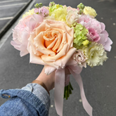 Buchet mireasa cu trandafiri, lisianthus, matthiola
