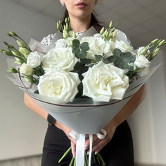 Buchet “Serenity” cu trandafiri și lisianthus