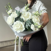 Buchet “Serenity” cu trandafiri și lisianthus