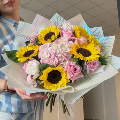 Buchet “Sunflower” cu floarea soarelui, hortensie și trandafiri