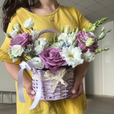 Aranjament "Lille" cu trandafiri și lisianthus