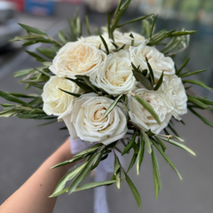 Buchet mireasa cu trandafiri albi si crengute de maslin