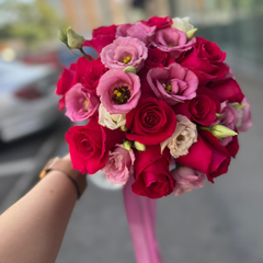 Buchet mireasa cu trandafiri si lisianthus