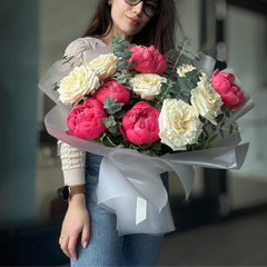 Buchet "Sore" cu bujori si trandafiri garden
