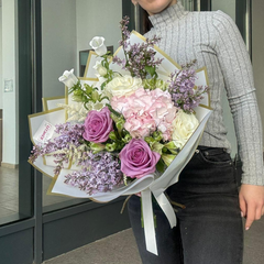Buchet "Lillian" cu hortensie, trandafiri si liliac