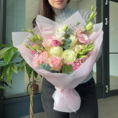 Buchet “Whisper” cu trandafiri si lisianthus