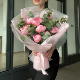 Buchet "Leya" cu 9 bujori si eucalipt
