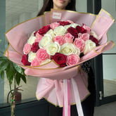 Buchet cu mix de 51 de trandafiri