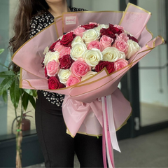 Buchet cu mix de 51 de trandafiri