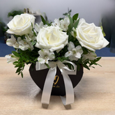 Aranjament inimioară "Belle" cu trandafiri și alstroemeria