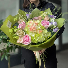 Buchet „Olivia” cu hortensie, trandafiri și lisianthus