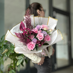 Buchet “Meira” cu trandafiri si alstromeria