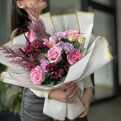 Buchet “Meira” cu trandafiri si alstromeria