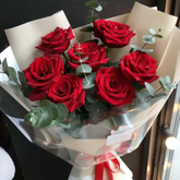 Buchet cu 7 trandafiri si eucalipt