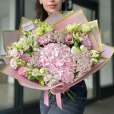 Buchet “Anastasia” cu hortensie si lisianthus