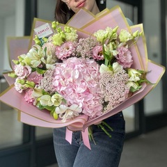 Buchet “Anastasia” cu hortensie si lisianthus