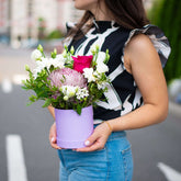 Aranjament floral “Violet” cu crizantemă și bouvardia